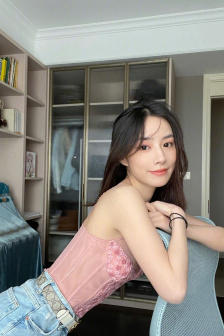 两只小兔子在衬衫里左右跳动